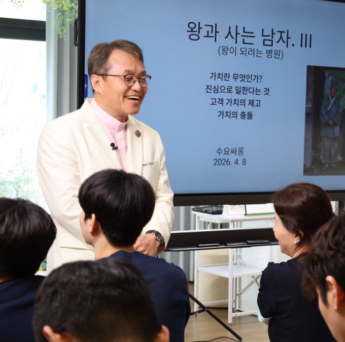 환우들 앞에서 강연하는 민병현 대표원장