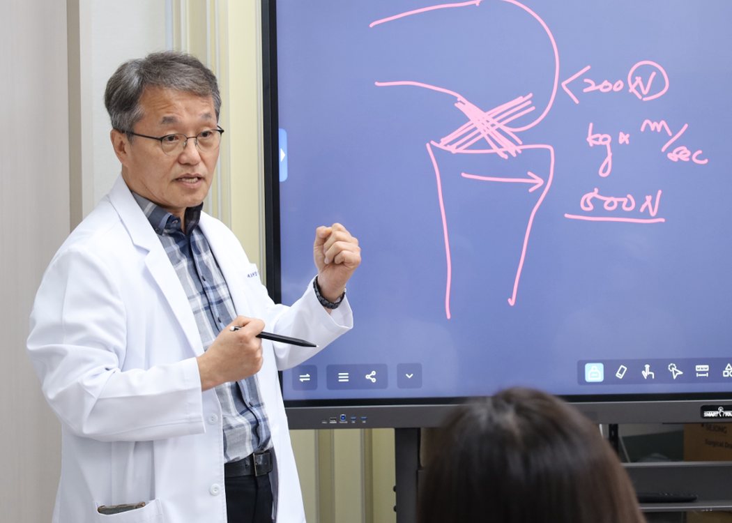 화면에 그림을 그리며 설명하는 의료진