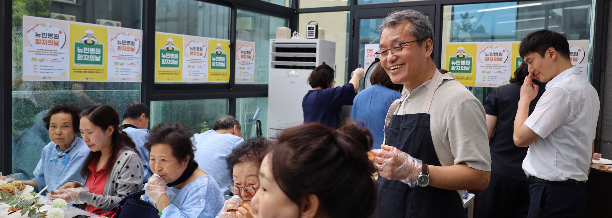 환우의 날 바비큐 파티에서 환우와 보호자, 뉴민병원 직원들이 함께 식사하며 이야기를 나누는 모습